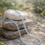 4 mm Doğal Taş Mavi Topaz Kolye – Zihin Berraklığı ve İfade Gücü Taşı Minimal Doğal Taş Kolye